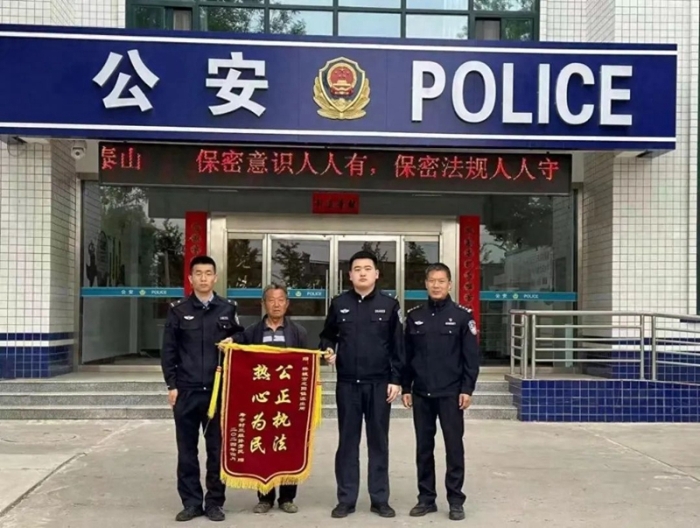 摩托丢失原是好心闹出乌龙，韩城民警快速找回群众锦旗相赠。