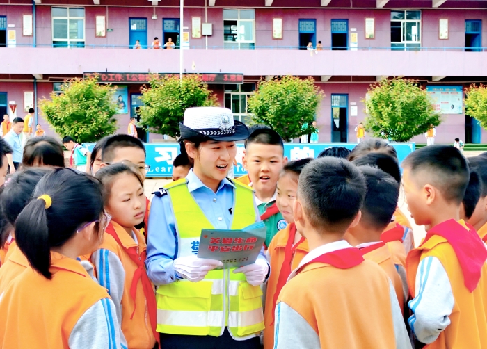 蒲城交警走进辖区学校开展交通安全宣传活动。