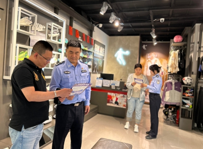 华阴市公安局城关派出所开展形式多样的反诈宣传活动。