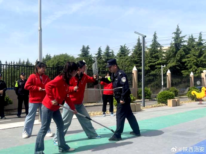 合阳公安金水派出所组织民警联合辖区幼儿园开展校园反恐防暴演练活动。
