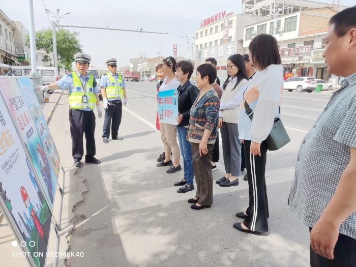 蒲城公安交警开展“车让车 安全行”主题宣传活动。