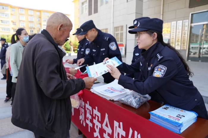 合阳公安开展“筑牢安全防线·共建平安社区”主题共驻共建活动。