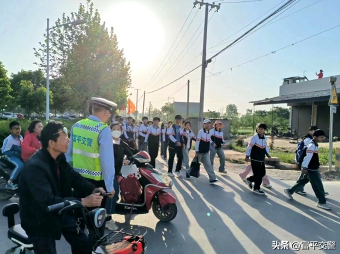 富平交警西禹中队全程护航华中学生研学“平安路”。