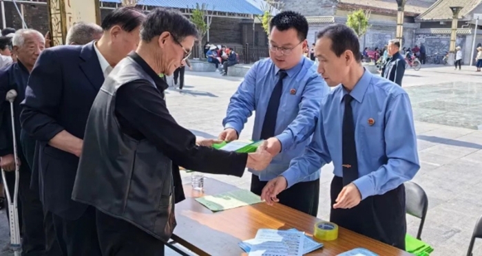 合阳县检察院联合宣传部、市场监督局、公安局，在县城中心广场开展了“检”护知识产权，“合”护创新发展主题法治宣传活动。