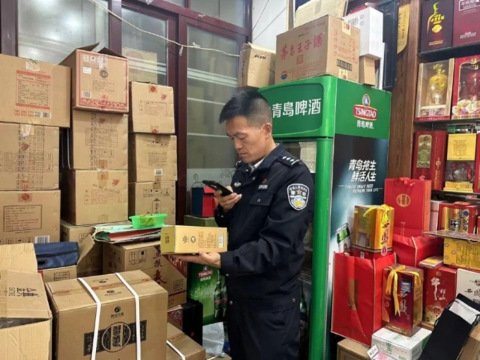 潼关公安开展打击“特供酒”、“专供酒”专项行动。