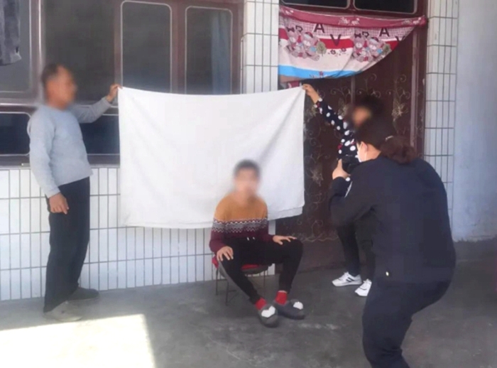 白水公安户政窗口民警为残疾儿童上门办理身份证。