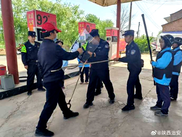 合阳公安金水派出所联合服务区加油站开展反恐防暴演练。