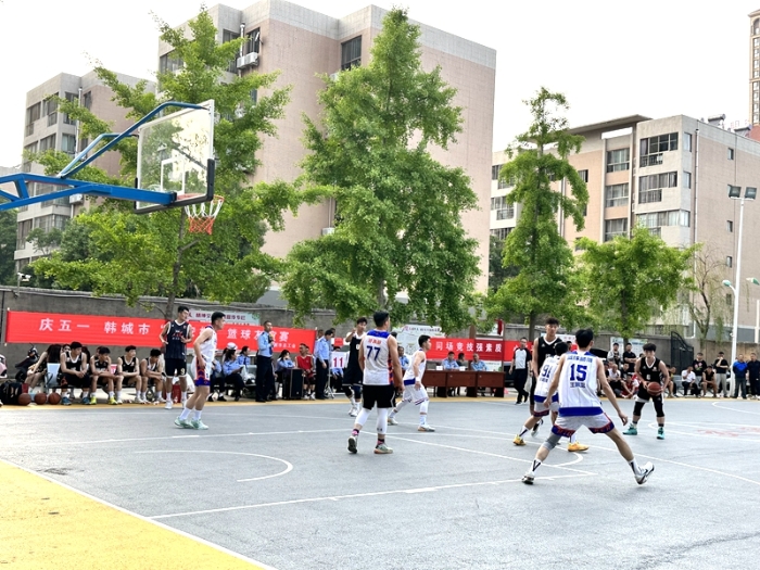 韩城市公安局交警大队举办庆五一“交安杯”警企联谊篮球赛。
