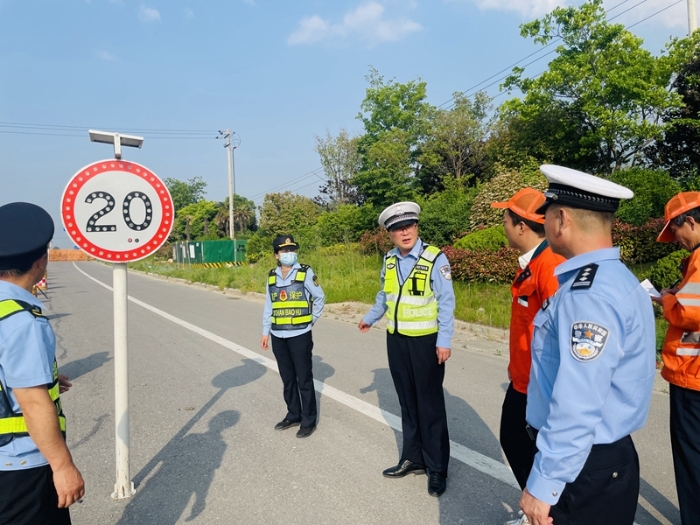 华州公安交警联合公路段开展道路安全隐患排查治理工作。