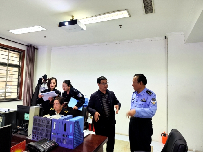 高新交警大队开展“五一”节前交通安全大检查。
