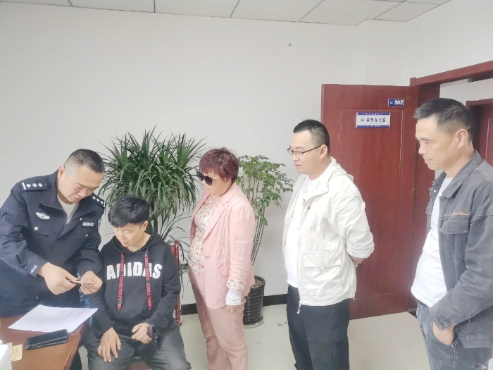 潼关县禁毒办联合县交通运输局召集公共领域驾驶员开展“毒驾”检测.