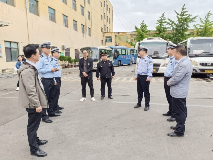 韩城公安交警深入辖区客运企业开展节前安全大检查、大宣传活动。