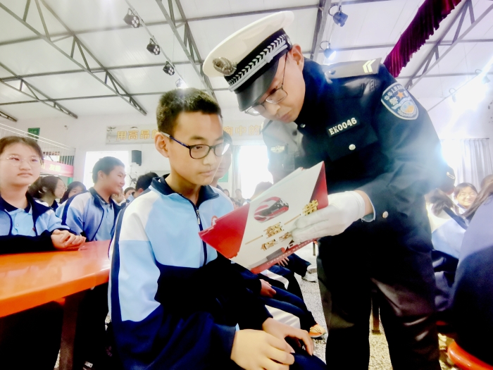 蒲城交警走进丰阳学校开展节前交通安全教育活动。