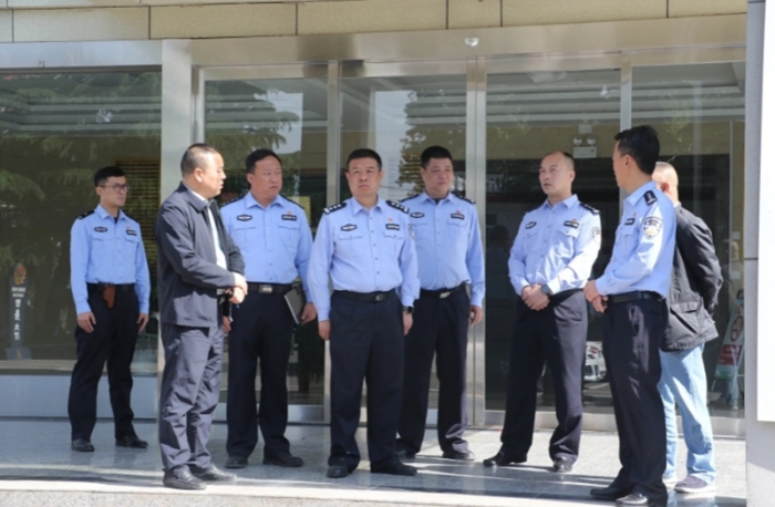 澄城县政府副县长、公安局党委书记、局长雷江涛先后深入全局11个派出所，调研指导派出所标准化建设工作。