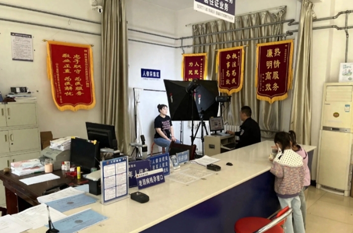 华阴公安西岳派出所户籍窗口为民服务“不打烊”获好评。