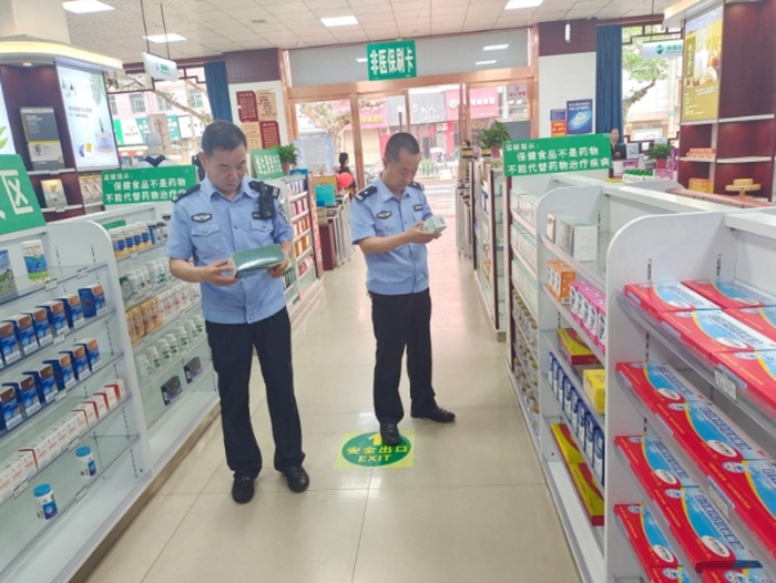 ，澄城县公安局环食药侦大队民辅警深入我县药店开展药品安全专项检查。