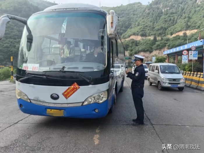 韩城公安交警严查各类交通违法行为。