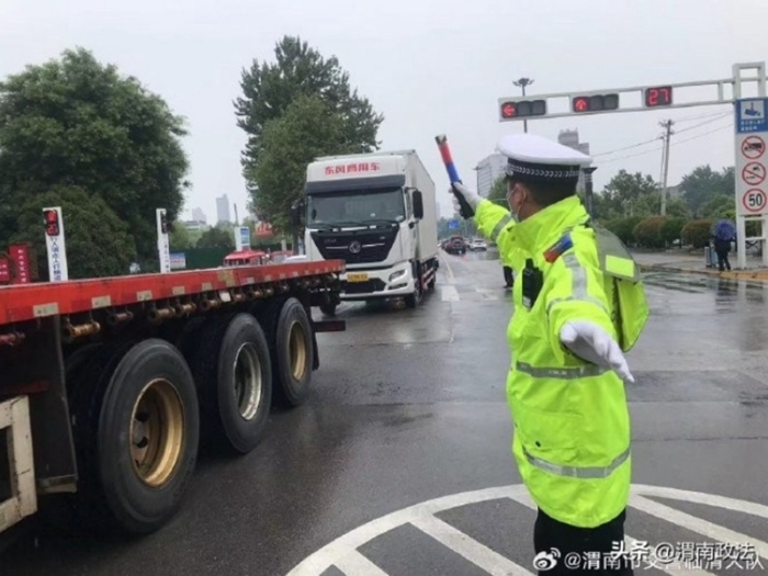 临渭交警雨天巡逻，为假期保驾护航。