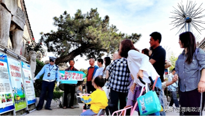 蒲城县公安局交通管理大队民警在辖区重泉古城景区针对人流量大、自驾游人多的特点开展交通安全宣传活动。