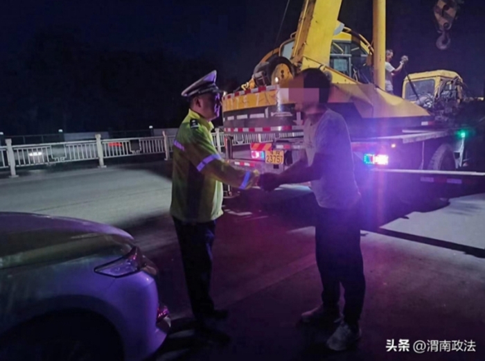 车辆侧翻群众被困，韩城公安交警暖心救助。