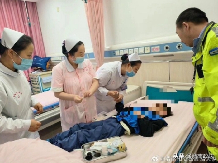 临渭交警争分夺秒救助孩童。