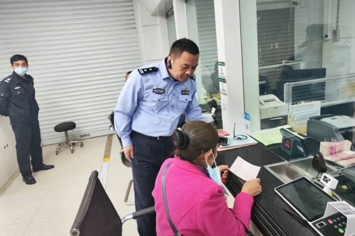 华州警银联动保住群众3万元。