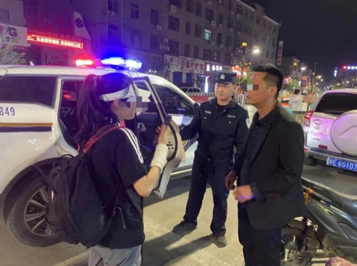 华阴公安为游客找回遗失财物。
