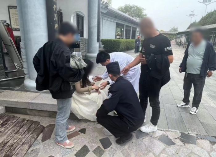 2合阳公安及时救助受伤群众。