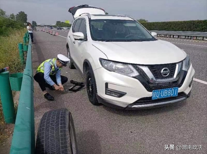 女子高速路爆胎，交警帮忙更换。