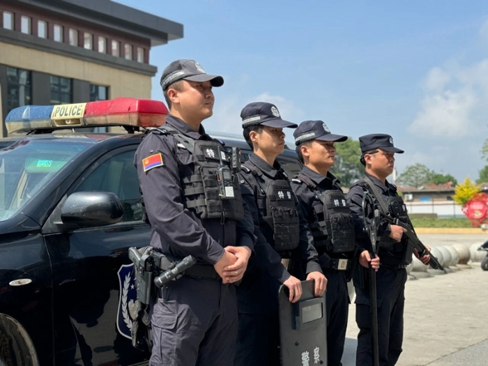 8 潼关巡特警护航五一假期，守护“烟火气”。