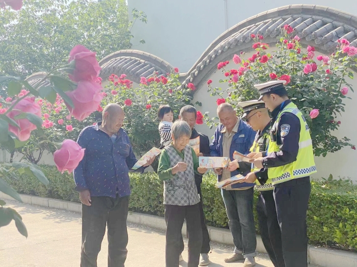 大荔公安交警走进“关中月季第一村”宣传交通安全。