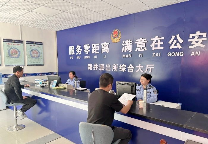 合阳公安推进户政、交管业务“一窗通办”新模式后成功办理首例车驾管业务。