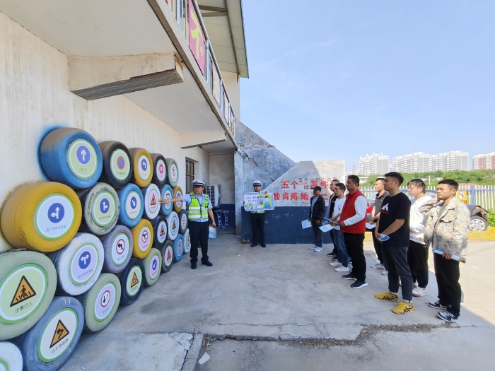 白水县公安局交通管理大队走进辖区红旗驾校开展交通安全宣传教育活动。