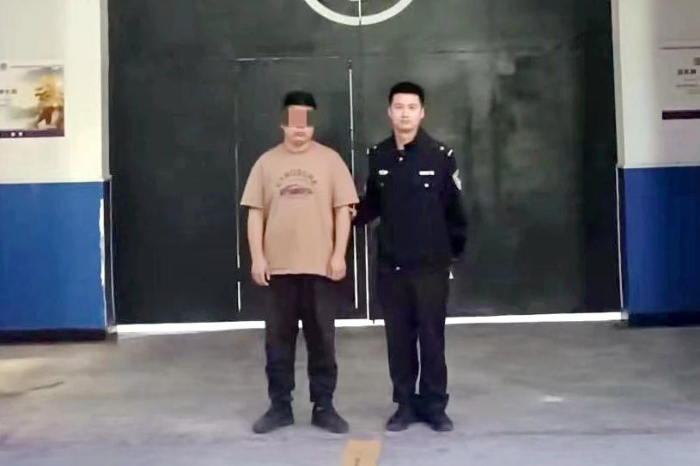 大荔公安羌白派出所抓获两名网上逃犯。