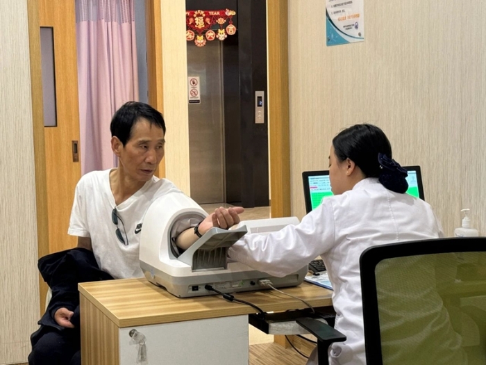 潼关公安组织退休民警开展健康体检。