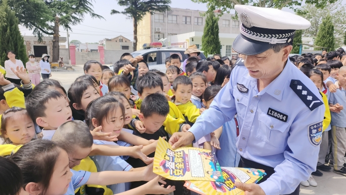 大荔公安交警开展“一老一小”道路交通安全宣传。