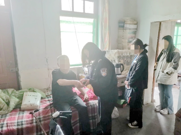 潼关公安民警上门为群众办理身份证。