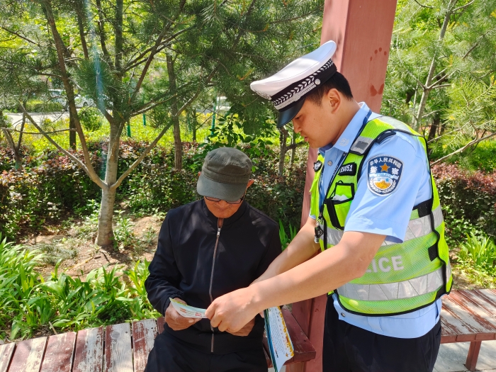 白水公安交警走进社区开展交通安全宣传活动。