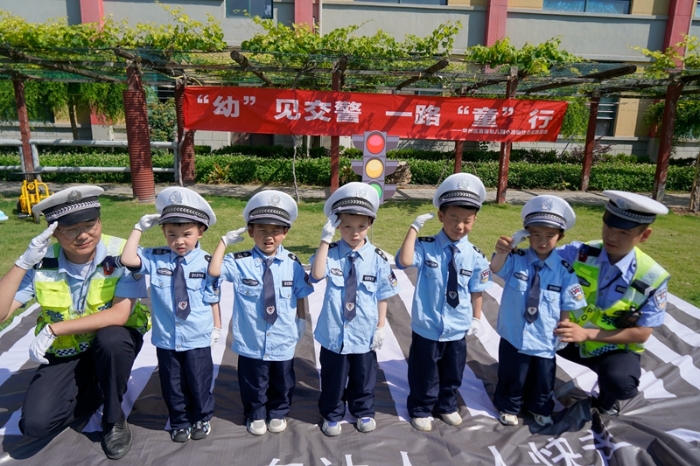 华州公安交警带斑马线进校园， “教”萌娃走路远离危险。
