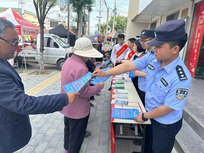 蒲城公安桥陵派出所联合信合部门开展反诈宣传。
