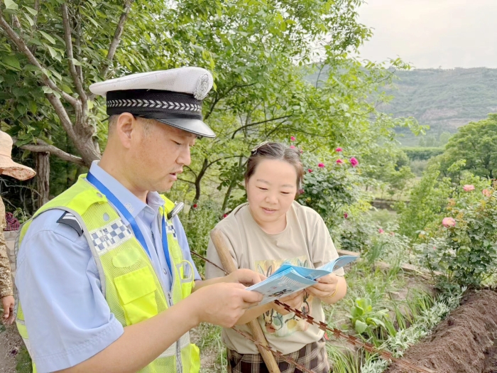 韩城市公安局交通警察大队民警走进辖区桑树坪镇杨湾村开展交通安全宣传活动。