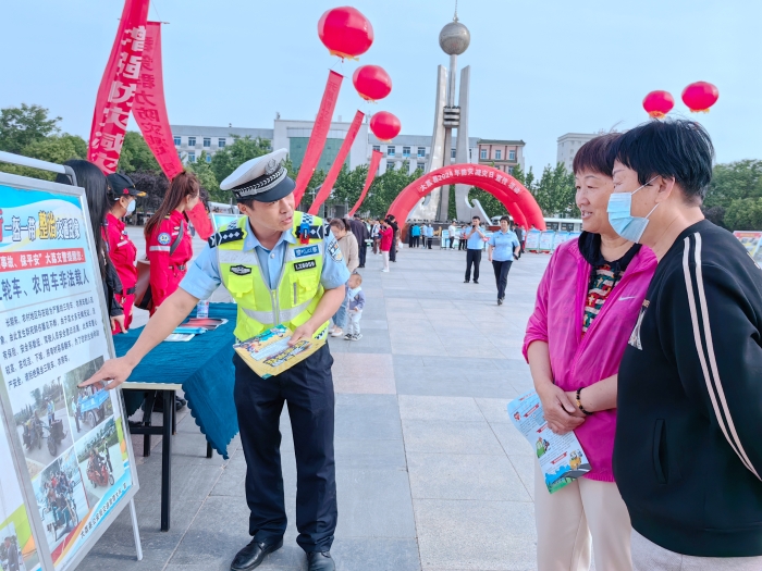 大荔公安交警借助防灾减灾日宣传活动普及交通安全知识。
