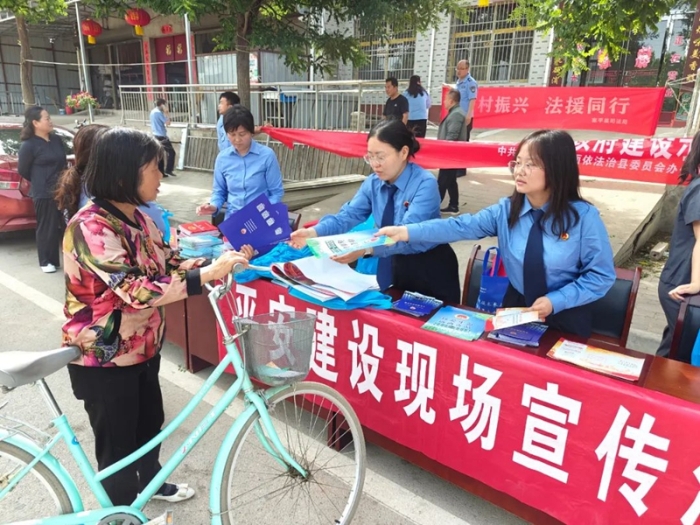 5月11日，在富平县委政法委的组织下，富平县人民检察院联合多部门走进刘集镇开展“富平平安管家”普法宣传活动。