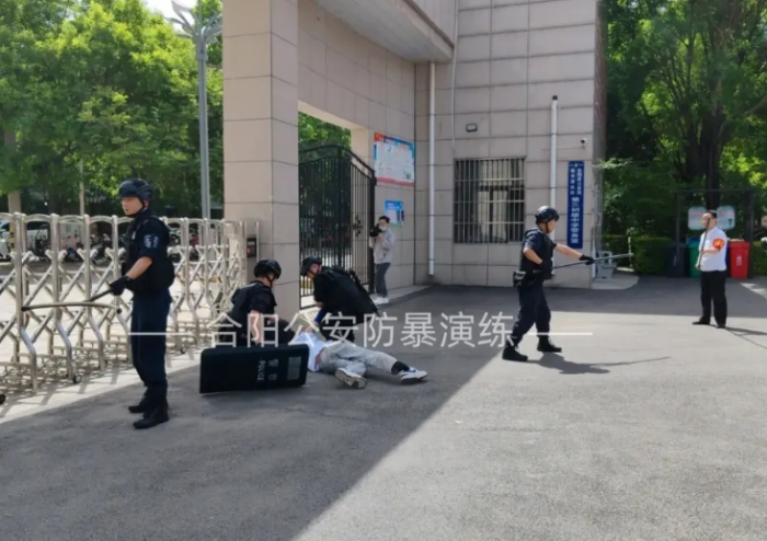 5月11日，合阳县公安局巡特警大队民警走进第三初级中学开展反恐防暴演练。