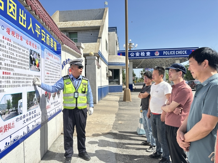 白水公安交警依托执法检查站开展交通安全宣传活动。