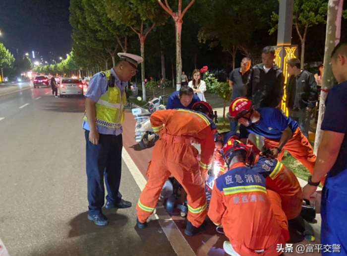 小孩腿部夹进电动车情况危急，富平民警全程守护化险情。