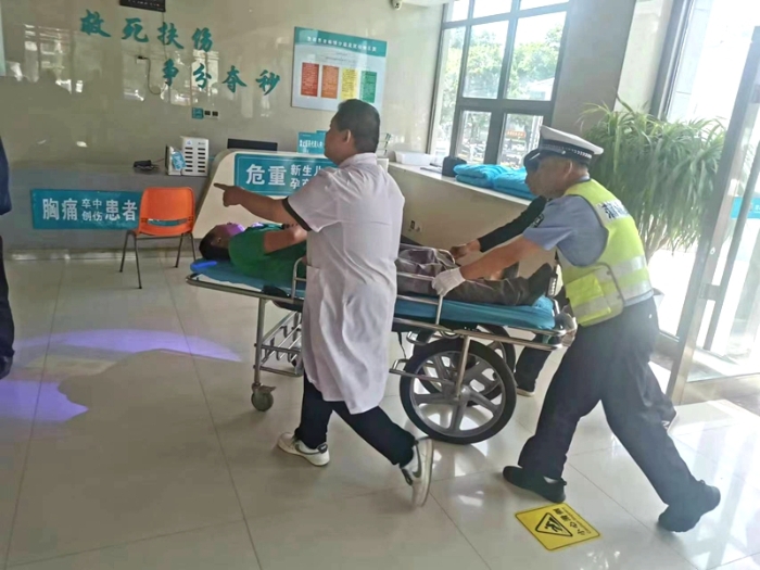 蒲城公安交警护航受伤群众及时就医。