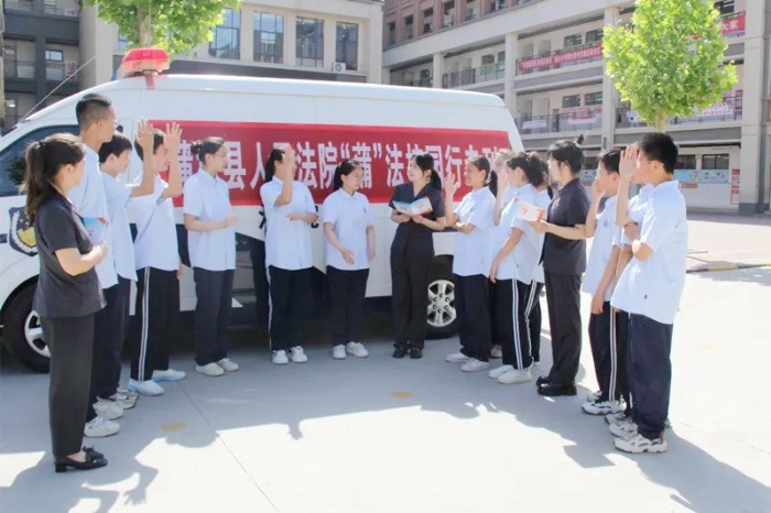 蒲城法院走进城北初级中学开展“‘典’亮青春，护航成长”系列活动。