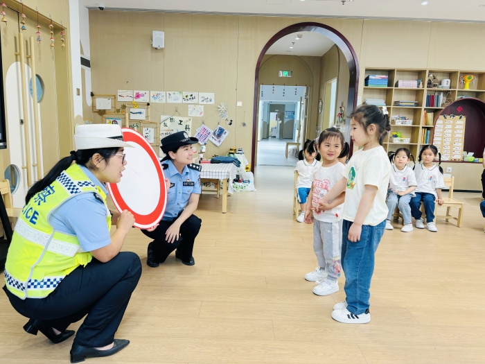 高新交警大队走进幼儿园开展“法润平安 文明相伴”主题宣传活动.