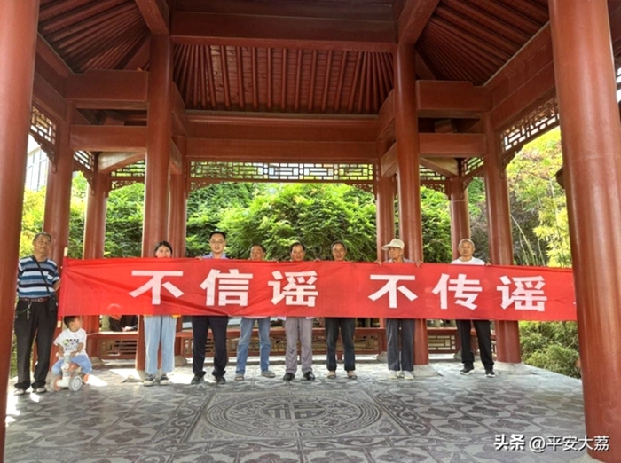 大荔公安网安大队深入社区开展打击整治网络谣言宣传活动。